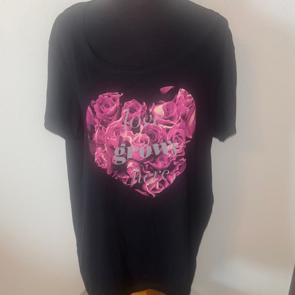 Life is Good Love Grows Here V-Neck T-shirt size XXL